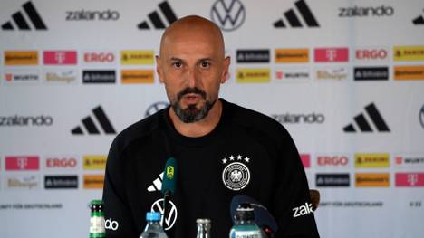 Bayern-Star Tom Bischof ist nicht nur für die A-Nationalmannschaft nominiert worden, sondern auch für die U21. Sein Trainer klärt über den genauen Plan mit ihm auf.