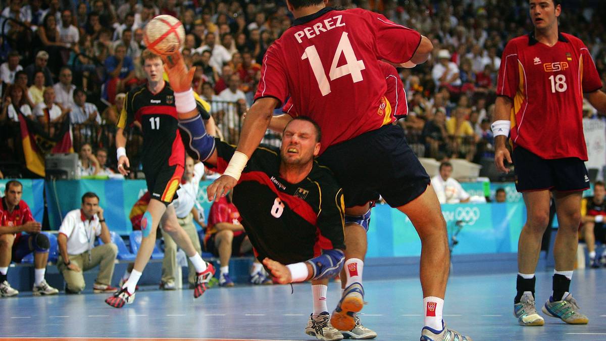 PLATZ1: OLYMPIA 2004 - VIERTELFINALE: Das dramatischste aller Duelle findet am 24. August 2004 statt - im Viertelfinale der Olympischen Spiele in Athen. Das deutsche Team mit Christian Schwarzer, der mit neun Toren zum besten Werfer wird, liefert einen erbitterten Kampf