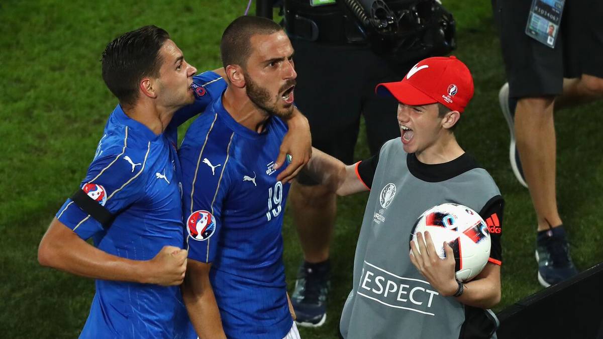 Dabei outet sich ein Balljunge augenscheinlich als Italien-Fan als er lautstark mit dem Torschützen jubelt