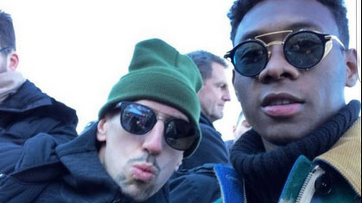 Die Bayern-Stars David Alaba und Franck Ribery nutzen ihren freien Tag und besuchen das Hahnenkamm-Rennen in Kitzbühel. Dick verpackt, aber dennoch mit stylischen Sonnenbrillen. SPORT1 zeigt, welche Prominenten sich die Rennen nicht entgehen lassen