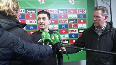 Schiedsrichter Florian Badstübner erklärt den Ablauf bis zur Entscheidung der Spielabsage.