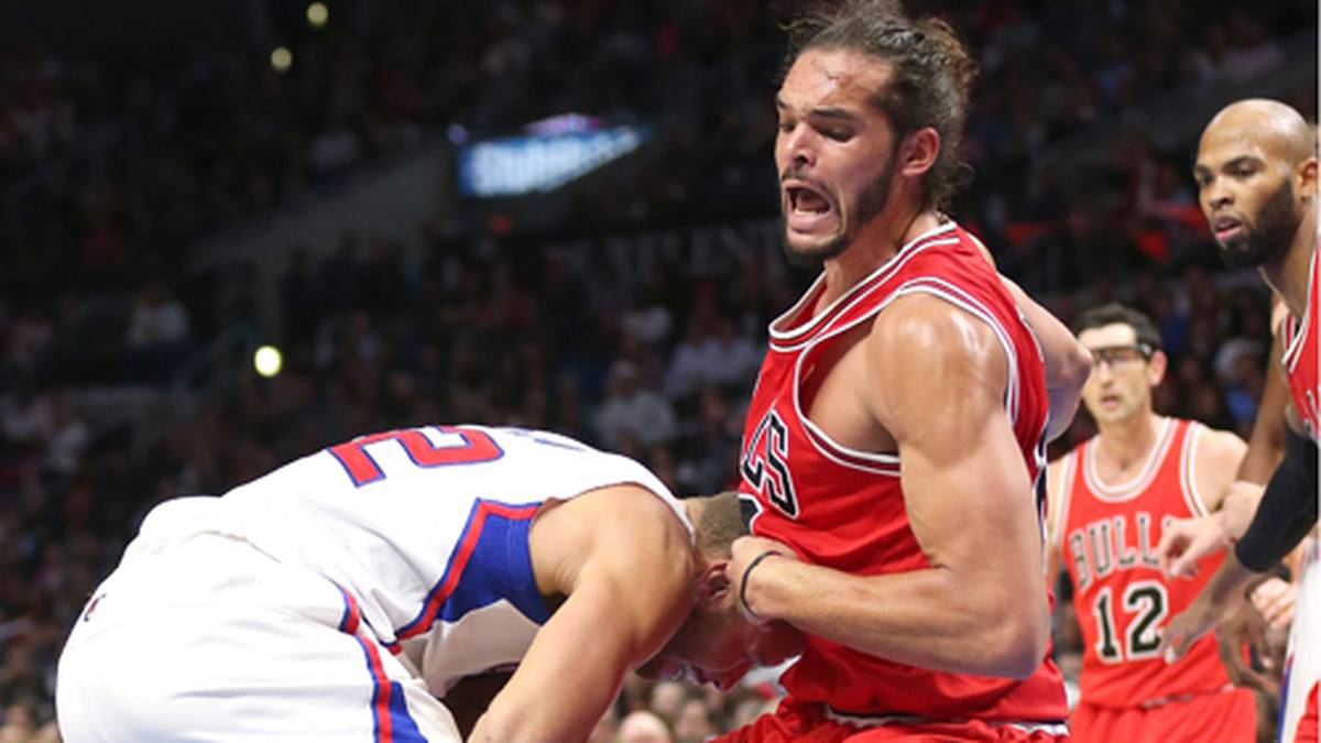 Auch Joakim Noah und Blake Griffin gehen sich richtig an die Wäsche. Es ist ein Duell auf Biegen und Brechen. Bei so viel Kampf und Härte kommt die Halbzeitshow gerade richtig...