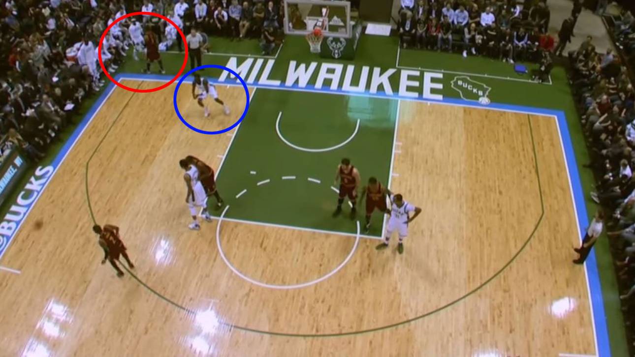 Während Smith Jason Terry begrüßt (roter Kreis), kommt Tony Snell (blauer Kreis) vollkommen frei zum Dunk