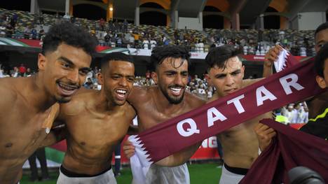 Die Spieler aus Katar feiern den Einzug ins Halbfinale