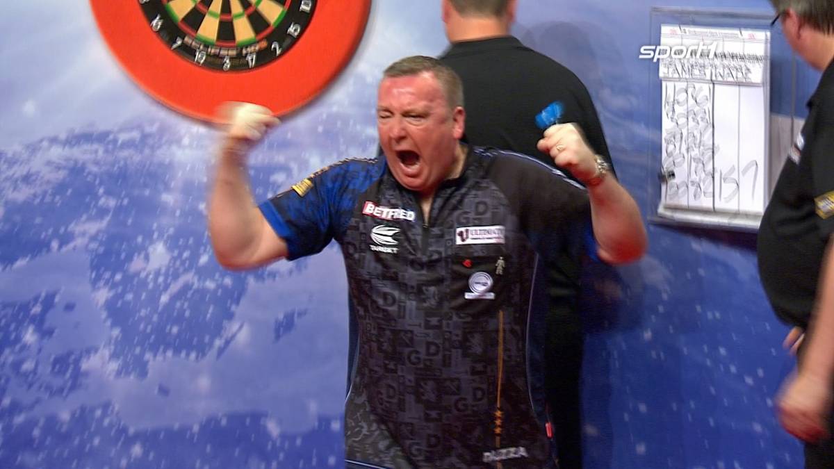 Für den PDC-Titel sieht ihn "The Power" aber noch nicht reif: "Nein, nicht dieses Jahr. Das Jahr hat ihn gekillt. Er ist noch nie so viel gereist und hat noch nie so viel gespielt. Ich würde nicht dagegen wetten, dass er das Halbfinale erreichen kann. Aber du musst das gewisse Etwas haben. Er hat ein Level zwischen 106er, 107er Average. Das reicht gegen Spieler wie Michael und Gerwyn nicht, die einen 110er bis 120er spielen. Das ist der Unterschied"