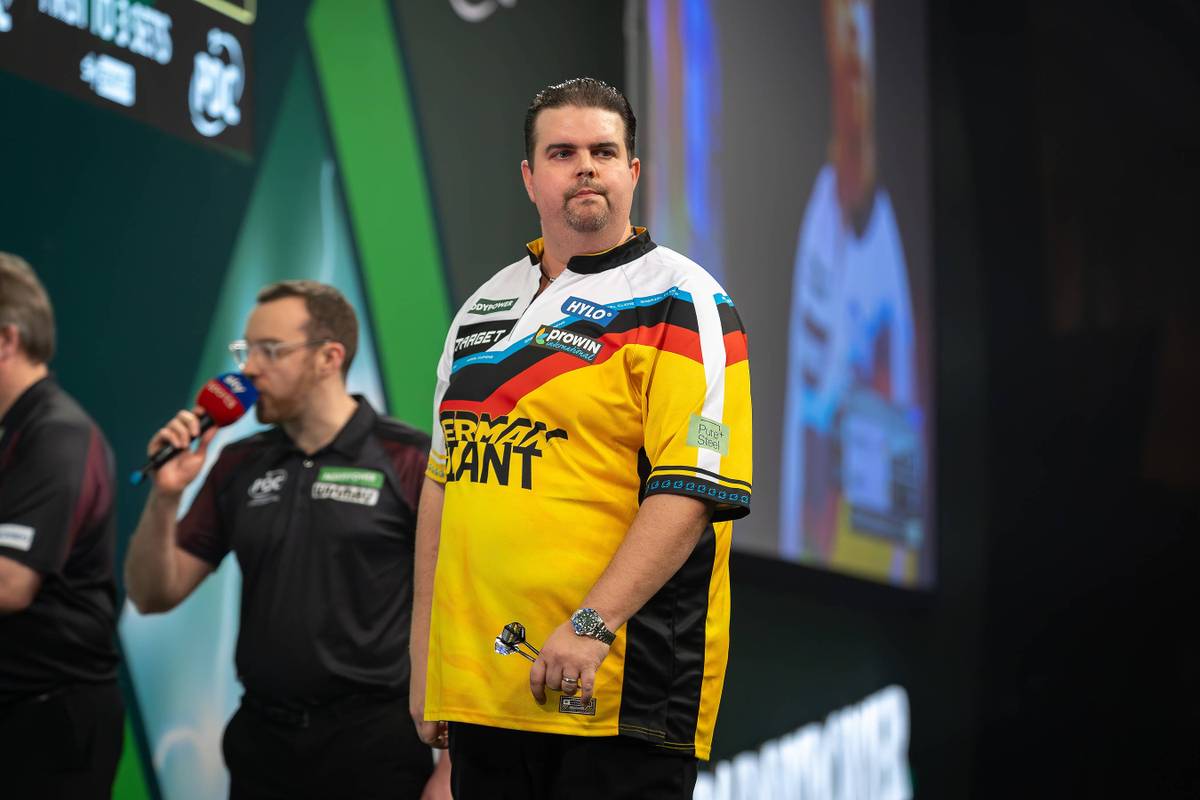 Gabriel "German Giant" Clemens verlässt die große Bühne. In der ersten Runde verliert der Deutsche, nach einer kurzfristigen Aufholjagd, das Match gegen Robert Owen. Damit ist der erste deutsche Darts Profi bei dieser WM raus. 