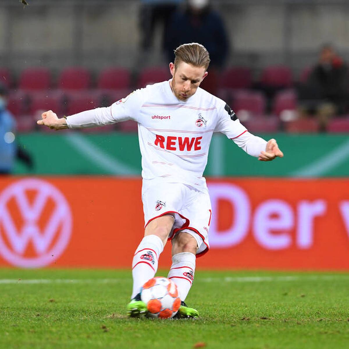 Kölns Florian Kainz verwandelt im DFB-Pokal den letzten Elfmeter gegen den HSV - und ist dennoch der große Pechvogel. Schiedsrichter Schlager erklärt bei SPORT1, warum er das Tor annullieren musste.