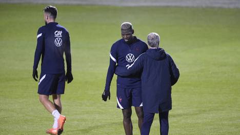 Didier Deschamps (r.) kümmert sich intensiv um Paul Pogba