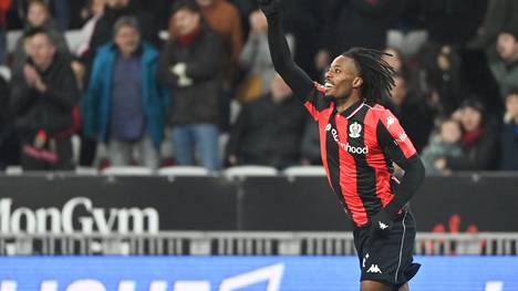 Elye Wahi wechselte 2025 zu Eintracht Frankfurt, jedoch war seine Zeit dort nicht ganz so erfolgreich wie erhofft, woraufhin er 2026 zu Nizza ausgeliehen wurde. 