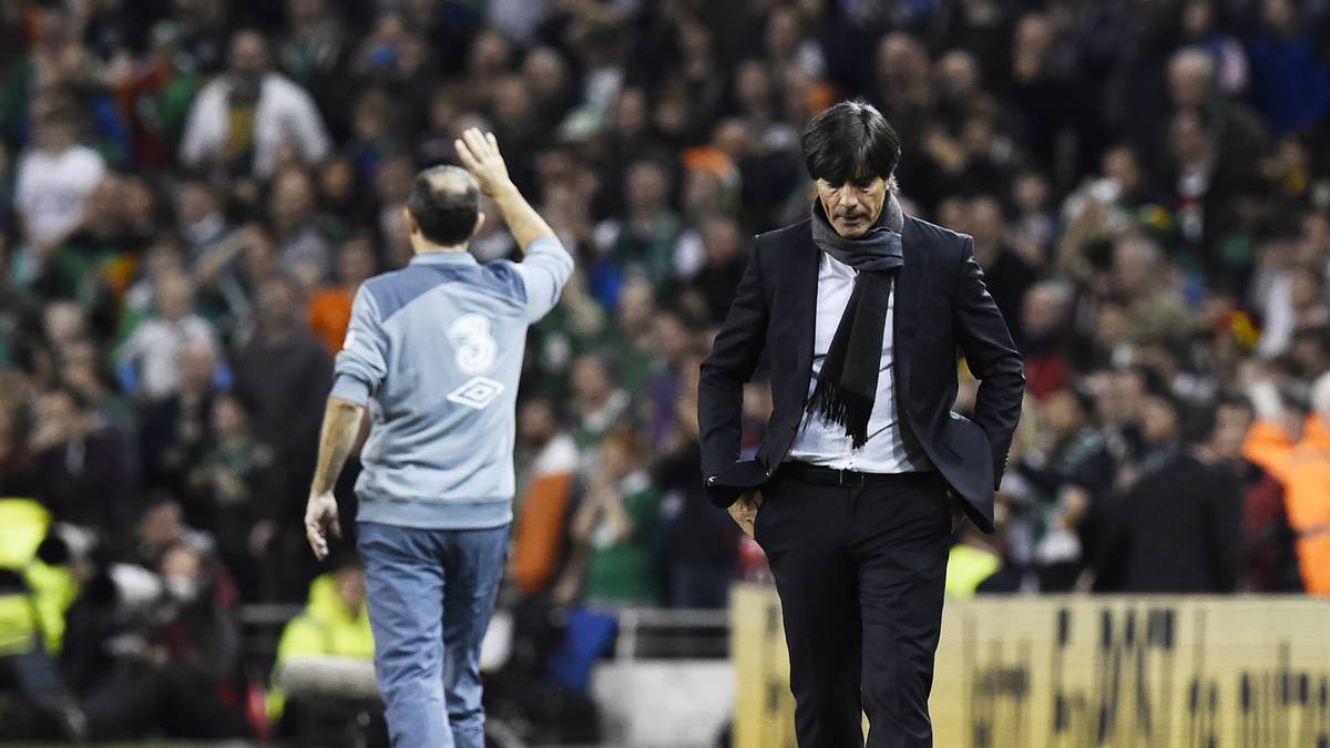 Der Bundestrainer lässt den Kopf hängen. Die DFB-Elf verpasst die vorzeitige Qualifikation für die EM und braucht am letzten Spieltag gegen Georgien am Sonntag nun noch einen Punkt