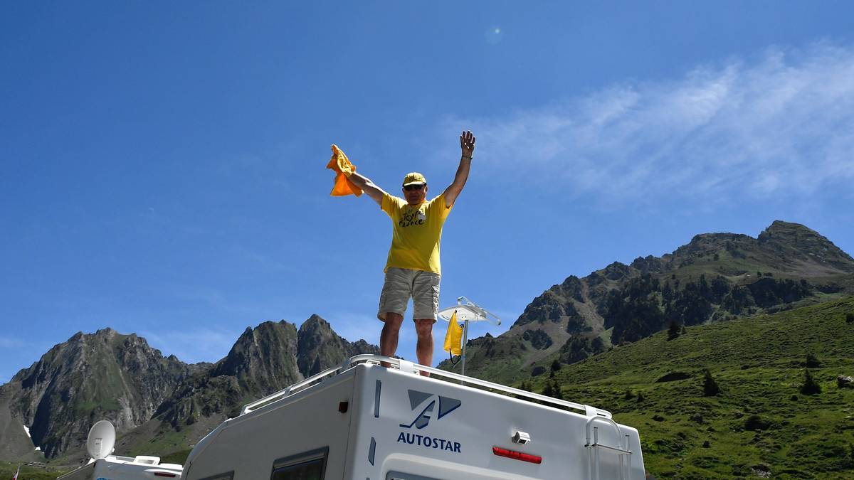 Die Straßen hinauf zum Col de Tourmalet sind mit Wohnmobilen gesäumt. Vom Dach eines solchen hat man den besten Überbick