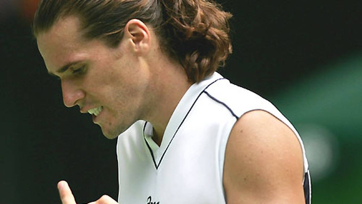 Obszöne Gesten gehören ebenfalls zu seinem Repertoire, wie 2005 in der Partie gegen Karol Beck