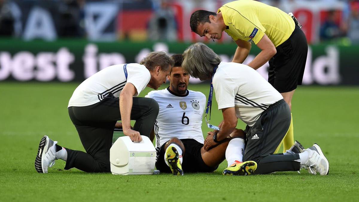 Für Sami Khedira findet die Partie ein jähes Ende. Der defensive Mittelfeldspieler muss bereits in der Anfangsphase behandelt werden und schließlich in der 16. Minute wegen Adduktorenproblemen ausgewechselt werden