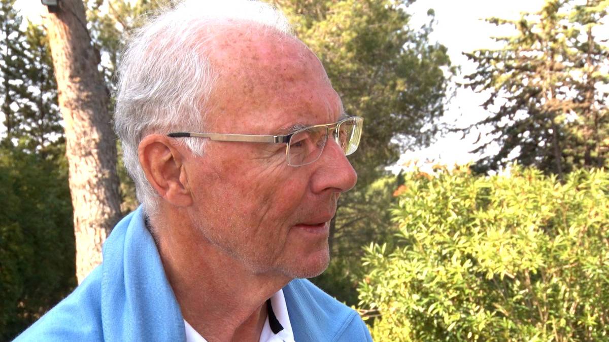 In diesem Sommer bereitete Beckenbauers Gesundheitszustand aber Sorgen - wegen eines Augeninfarkts. Beckenbauer gab zu, er sehe auf dem rechten Auge "wenig bis nichts" - und nahm es dennoch mit seiner ihm eigenen Art: "Seid's mir nicht böse, wenn ich einen von euch nicht sehe und ihn umrenne"