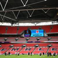 Für das Duell in der EM-Quali zwischen England und der Ukraine hat der englische Fußballverband FA mehr als 1000 ukrainische Geflüchtete eingeladen.