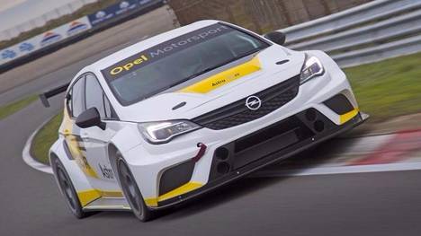 Auf dem Nürburgring starten erstmals drei neue Opel Astra TCR