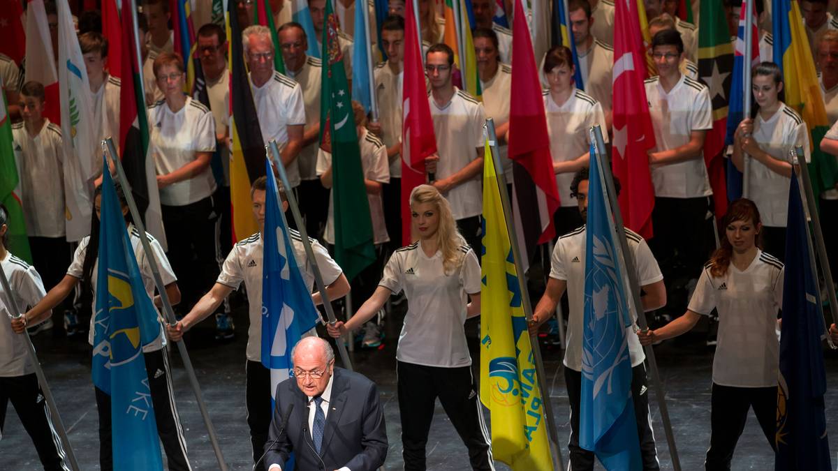 So sieht sich Blatter am liebsten: Umgeben von der Jugend der Welt redet er über die "Kraft des Fußballs"