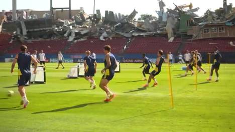 Kuriose Bilder aus der Nähe von Dallas. Während Schwedens Nationalmannschaft seelenruhig trainiert, sieht das Stadion aus wie nach einer Naturkatastrophe.