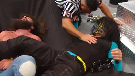 Jeff Hardy (r.) landete bei WWE RAW gegen Elias gefährlich