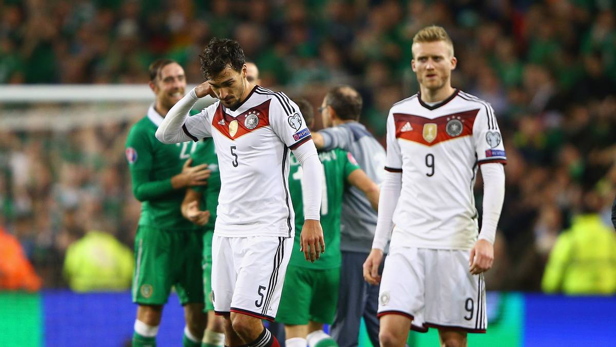 MATS HUMMELS: Nach seinem Motzki-Auftritt gegen Bayern hatte der Dortmunder in Dublin noch einmal Grund sich aufzuregen: über sich selbst. Er leistete sich nicht nur den entscheidenen Patzer, sondern machte insgesamt keinen souveränen Eindruck. Beim Tor der Iren verschätzte er sich nach dem langen Abstoß von Keeper Randolph, auch Hector war zu weit weg von Long. Fast im Gegenzug verpasste er mit einem Kopfball den Ausgleich. In der 86. Minute sah Hummels Gelb – weil sich Long fallen ließ. SPORT1-NOTE: 4,5