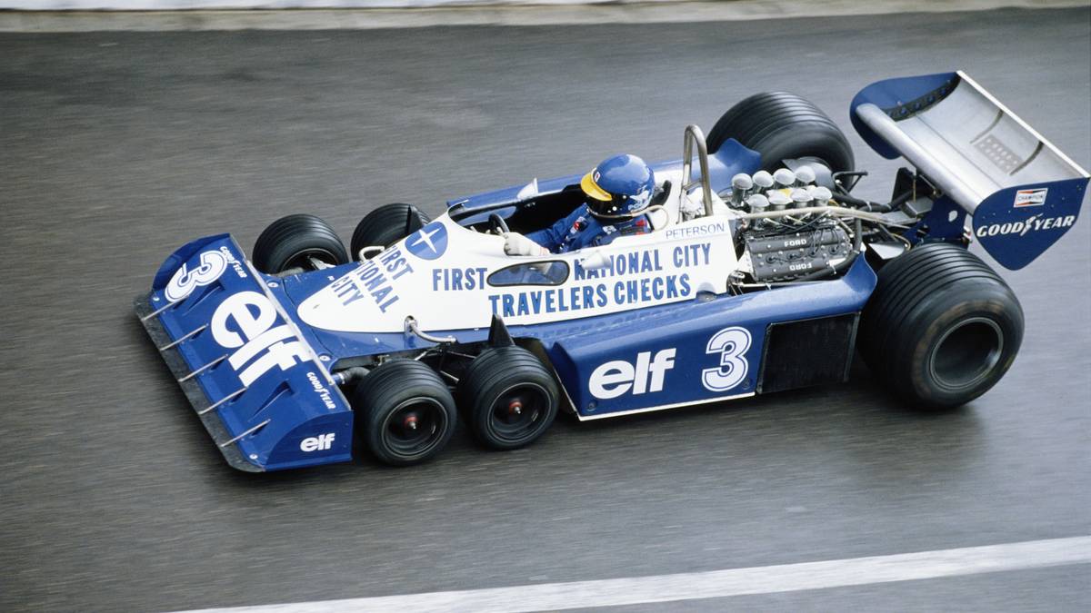 Im Jahr 1976 bekommen die Formel-1-Fans etwas ganz Besonderes zu sehen. Statt vier hat der Tyrrell P34 sechs Reifen. Die kleinen Vorderreifen sollen den Luftwiderstand des Autos verringern