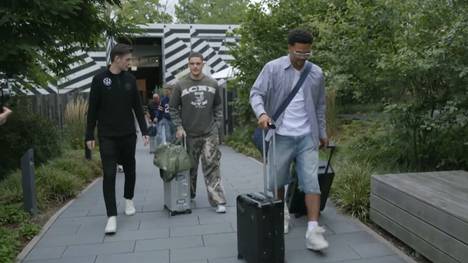 Die deutschen Nationalspieler sind im Homeground in Herzogenaurach angekommen. Im Fokus: Der vermeintlich angeschlagene Florian Wirtz in einem extravaganten Outfit.