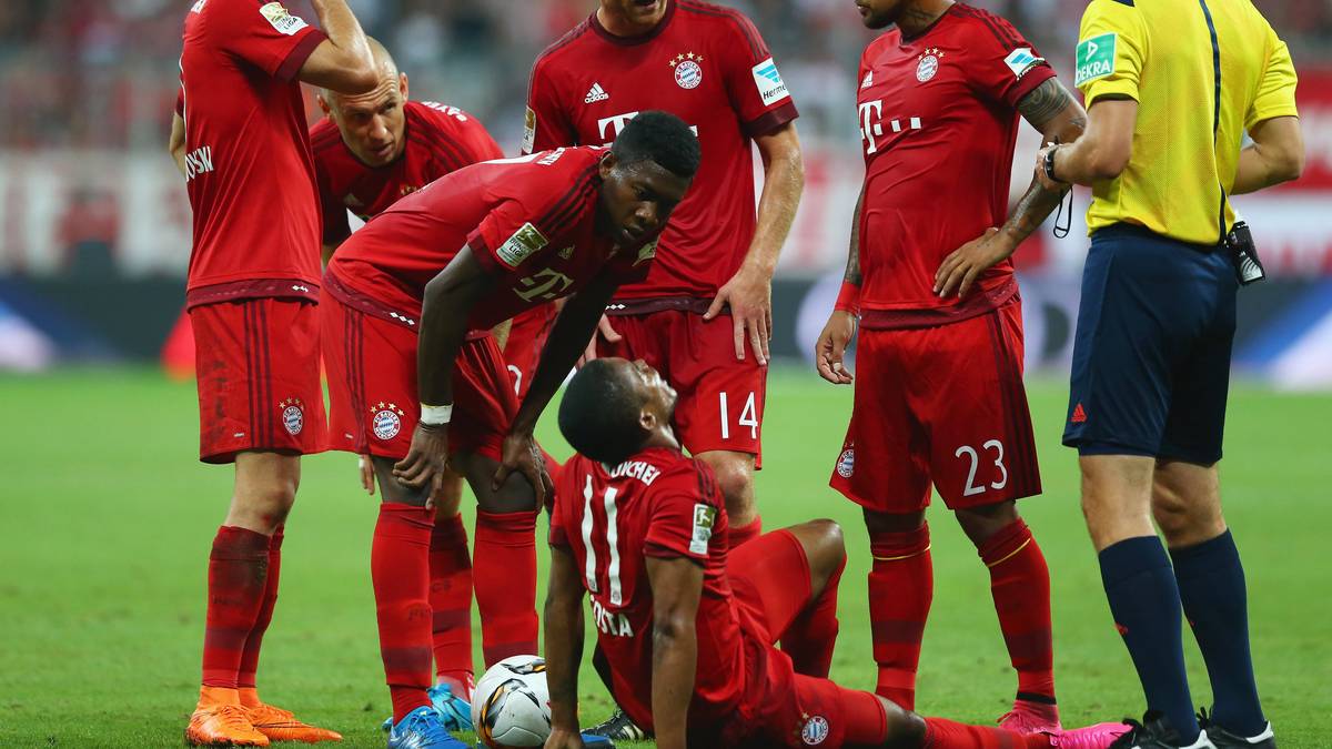 Erst aber eine Schrecksekunde für die Münchner: Douglas Costa muss nach einem Foul von Dennis Diekmeier behandelt werden, kann aber weiterspielen. Es gibt Freisoß für den FC Bayern