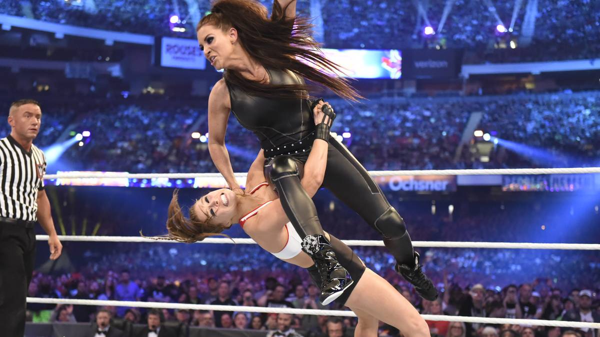 Die frühere Judo-Olympionikin Rousey versprüht bei ihrem Ringdebüt spürbare Energie