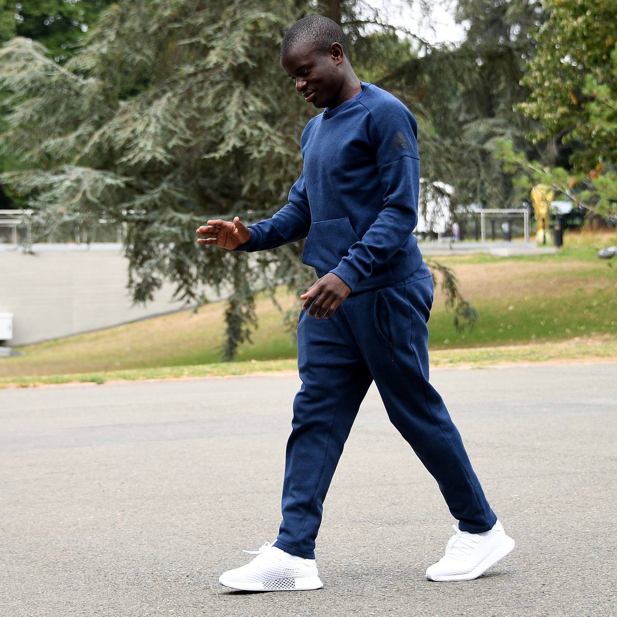 N Golo Kante Verpasst Zug Und Besucht Spontan Fans