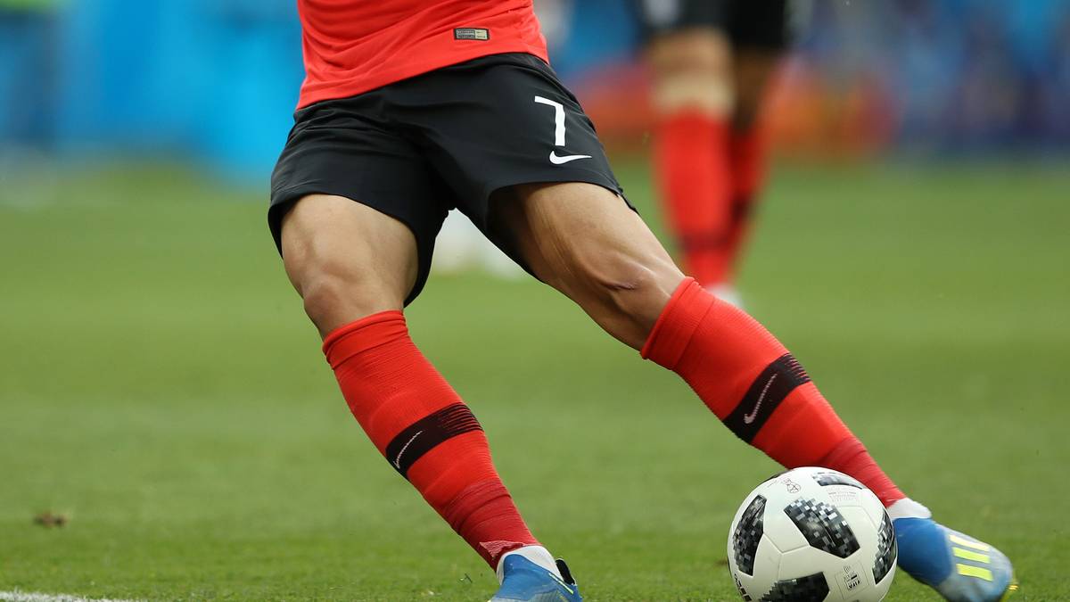 Son (Tottenham Hotspur) ist Nationalheld und Mega-Star in Südkorea. Er geht damit cool um, ackert und läuft viel, ist zudem schnell und torgefährlich. Traf beim 1:2 gegen Mexiko. Nach SPORT1-Info ist ManUnited heiß auf ihn. Beide Stürmer sind auf dem Weg zum nächsten Level und gleichauf - am Ende setzt sich die DFB-Elf deutlich mit 11:1 durch