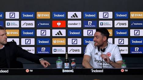 Albert Riera ist bei Eintracht Frankfurt angekommen. Bei seiner Antrittsrede hat der Spanier kleine technische Probleme. 