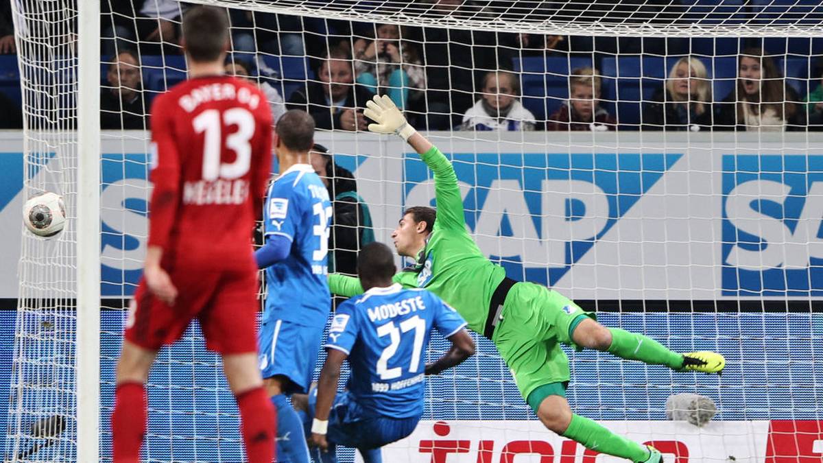 PHANTOMTOR 2: Am 18. Oktober wiederholt sich der Skandal. Leverkusens Stefan Kießling köpft im Spiel bei der TSG Hoffenheim ans Außennetz. Durch ein Loch in den Maschen landet der Ball im Tor. Schiedsrichter Felix Brych gibt den Treffer