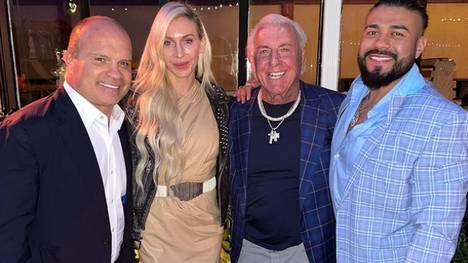 Andrade El Idolo (r.) ist der Ehemann von WWE-Star Charlotte Flair und Schwiegersohn von Ikone Ric Flair (2.v.r.)