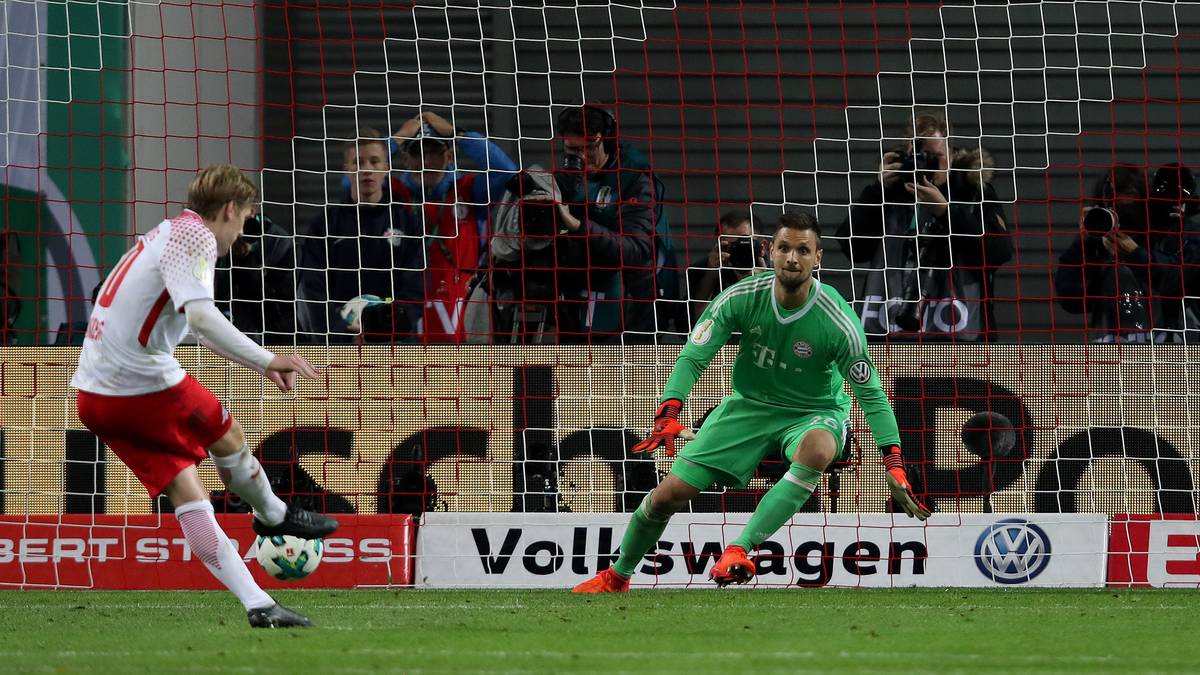 FC BAYERN - SVEN ULREICH: Der Neuer-Ersatzmann hielt alles, was auf den Kasten kam. Beim Elfmeter  von Forsberg verladen. Dafür mutierte er im Elfmeterschießen zum Pokalhelden, als er Werners Versuch hielt. SPORT1-Note 2
