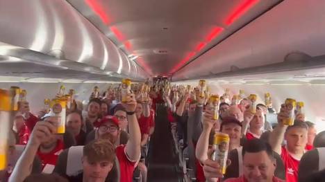 Mit ordentlich Bierdurst geht es für die Bayern-Fans nach Madrid. Bereits im Flieger stimmen sich die rot-weiße Anhänger ein und machen Stimmung. 