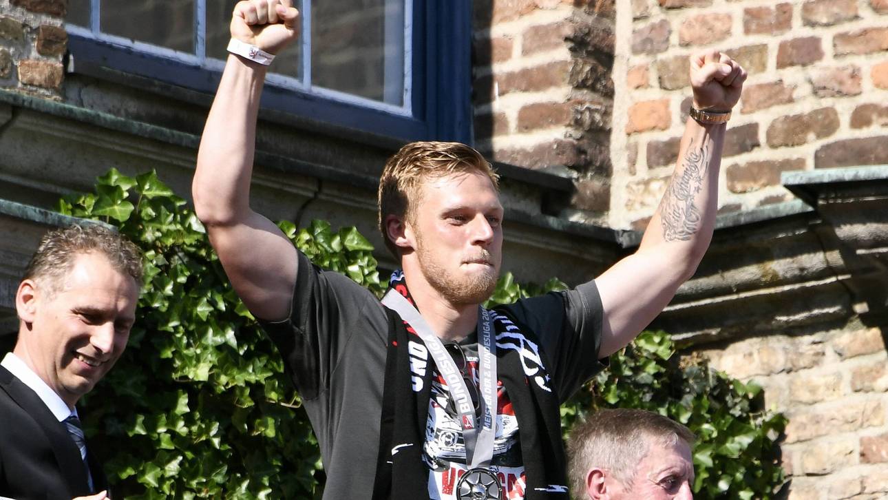 Rouwen Hennings bei der Düsseldorfer Aufstiegsfeier 2018