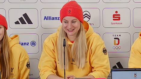 Dajana Eitberger offenbart auf einer Olympia-Pressekonferenz eine Kuriosität um die deutsche Rodel-Staffel: Kurz vor dem Gold-Lauf war das Team noch eingesperrt. 