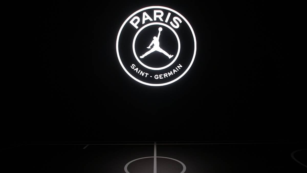 Außerdem gibt es extra für die Kollektion ein eigenes Logo, in dem der Eiffelturm im PSG-Logo durch den Jumpman der Jordan Brand ersetzt wird
