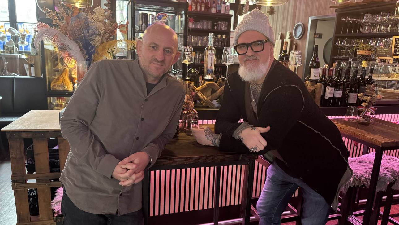 SPORT1-Reporter Reinhard Franke (r.) im Interview mit Torsten Lieberknecht