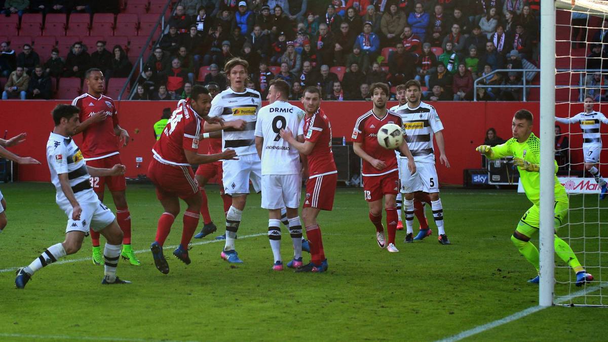 ...geht zum 1:0 ins Tor - ein Handspiel