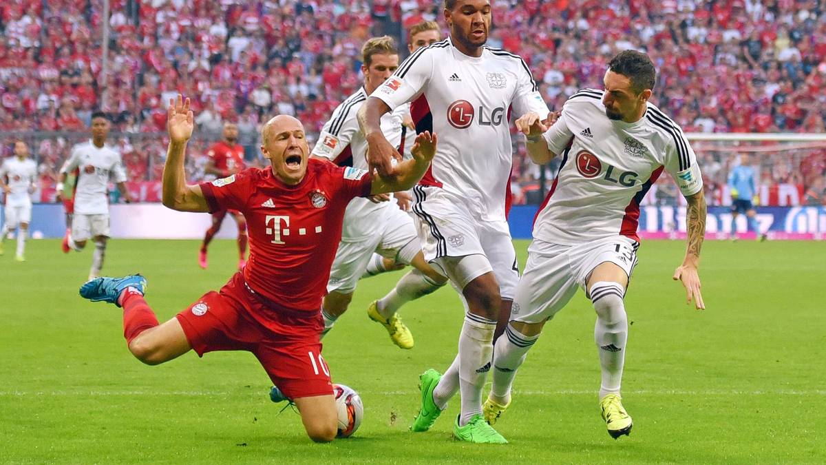 ARJEN ROBBEN (2015): Im Spiel zwischen Bayern und Leverkusen fällt Robben im Duell mit Leverkusens Jonathan Tah im Strafraum. Schiedsrichter Florian Mayer lässt weiterspielen, gibt Robben auch keine Gelbe Karte für seinen Versuch, einen Elfmeter herauszuholen
