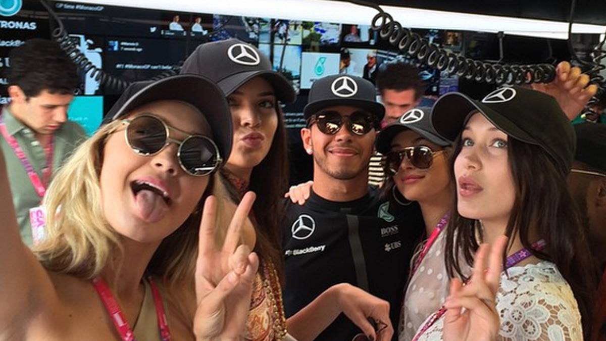 Verhältnismäßig viel Zeit verbringt der zweimalige Weltmeister mit dieser Frauen-Clique, hier beim Rennwochenende in Monaco...