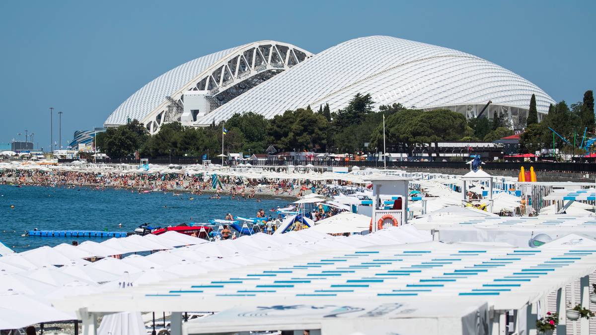 Das Fisht Stadion in Sotschi vor wunderbarer Strandkulisse