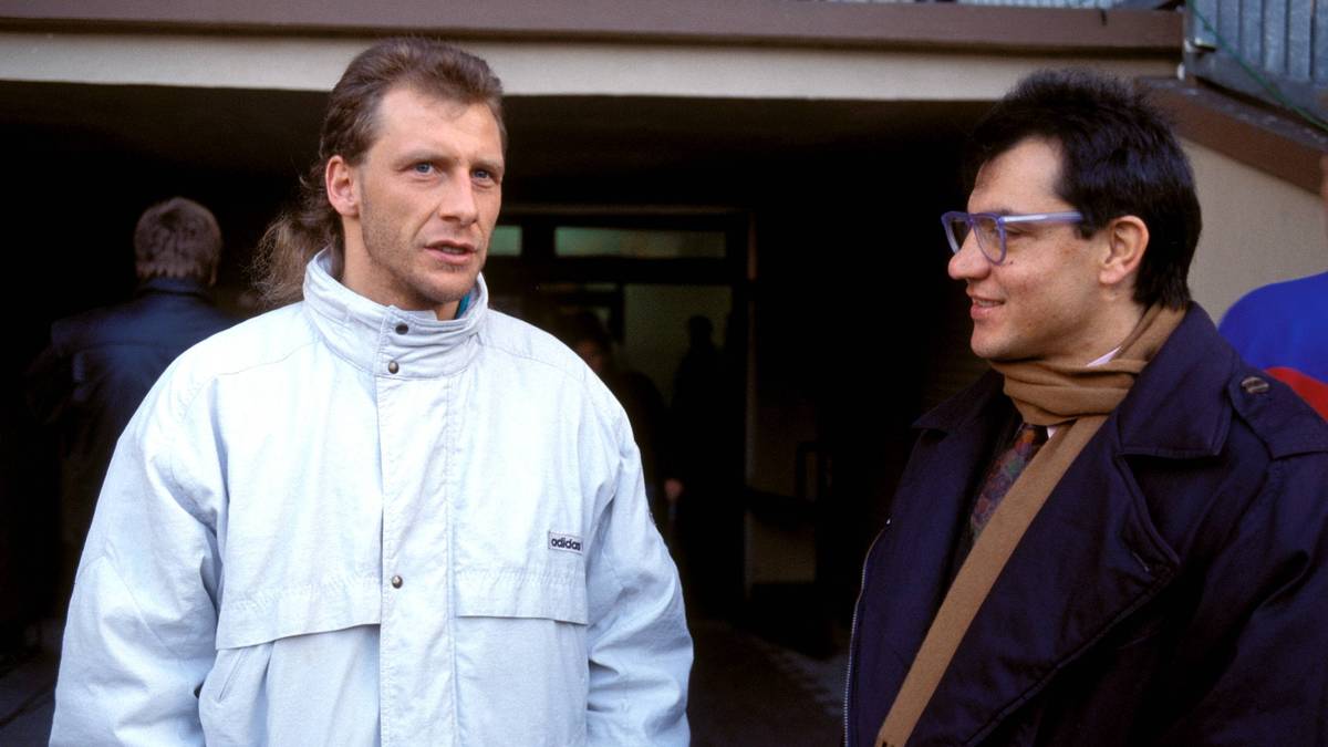 WOLFGANG ROLFF: 37-maliger Nationalspieler, als kompromissloser Abräumer Erfolgsgarant beim HSV und Leverkusen. 1990 für ein Jahr in Uerdingen (hier mit dem damaligen Manager Felix Magath). Zog dann weiter zum KSC, wo er beim legendären 7:0 gegen Valencia noch Predrag Mijatovic aus den Schuhen trat