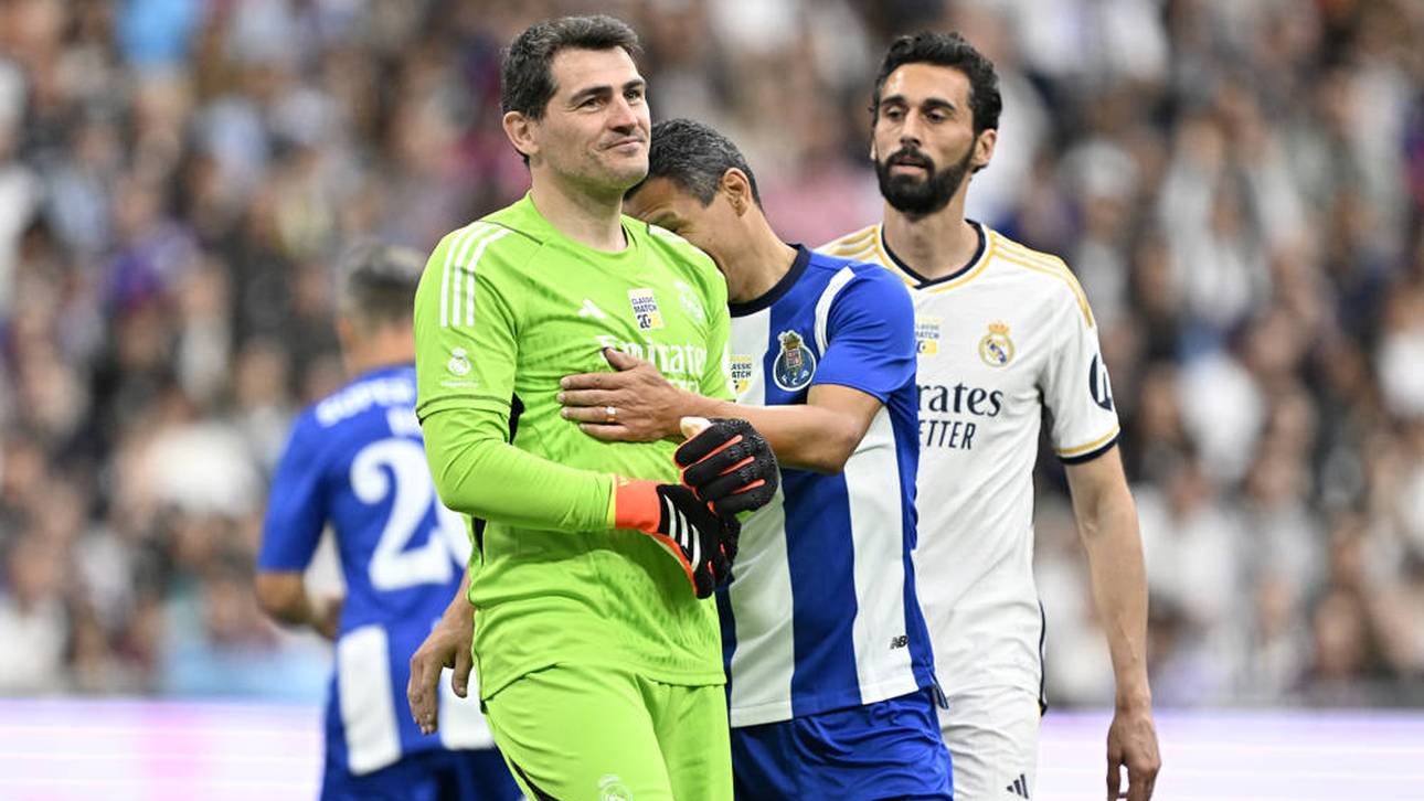 Iker Casillas bei einem Legendenspiel von Real Madrid. Im Hintergrund der aktuelle Real-Trainer Álvaro Arbeloa