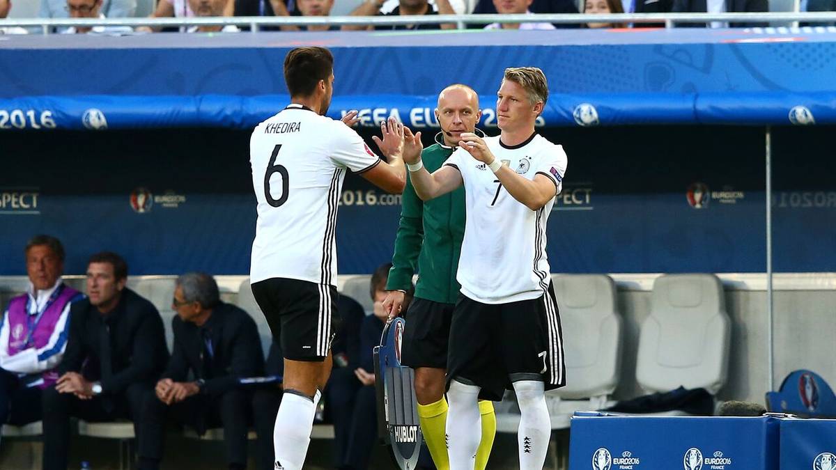 Für Khedira kommt Bastian Schweinsteiger in die Partie. Mit seinem 37. EM- bzw. WM-Einsatz zieht der ehemalige Münchner mit dem bisherigen Rekordspieler Miroslav Klose gleich. Auch international hat keiner mehr Einsätze bei Welt- und Europameisterschaften absolviert