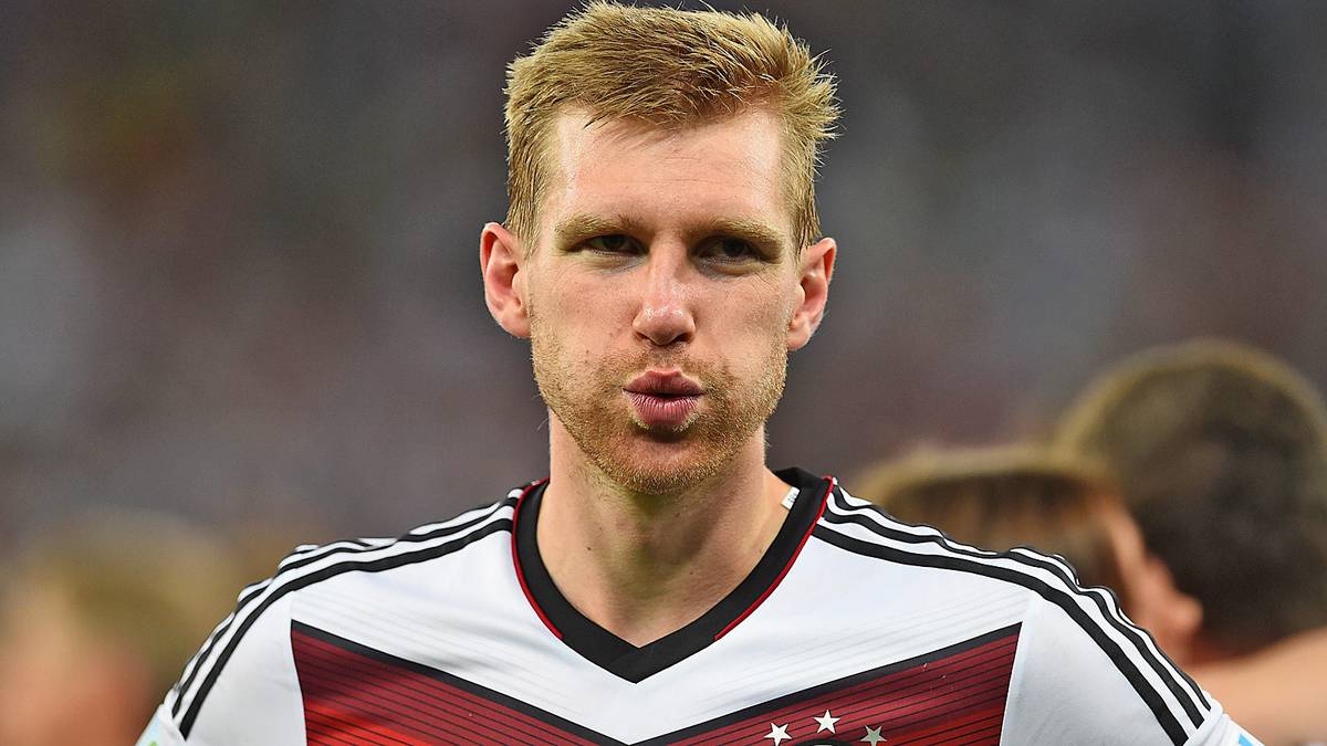 PER MERTESACKER: Kam in der 120. Minute und rettete den Sieg mit über die Zeit
                  
                  
                  