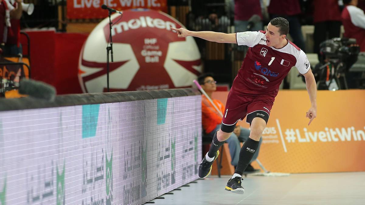 Denn die Katari gewinnen und stehen als Zweiter der Gruppe C im Achtelfinale. Zarko Markovic feiert einen erfolgreichen Torabschluss