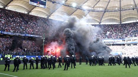 Wegen Rauchbomben im Fanblock des HSV musste das letzte Saisonspiel gegen Gladbach für mehrere Minuten unterbrochen werden