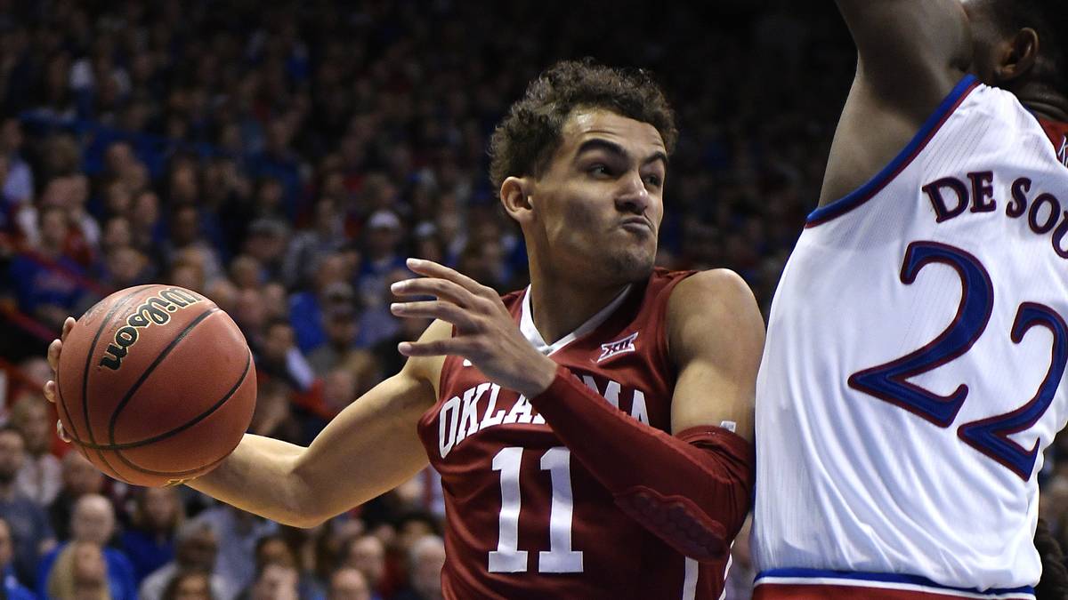 PLATZ 4: TRAE YOUNG (Oklahoma): Wenn es einen Vergleich zu Steph Curry gibt, ist es Young, der den College Basketball im Sturm erobert. Viermal markiert er über 40 Punkte, neunmal über 30. Seine tödlichen Dreier und die noch etwas schmächtige Statur erinnern tatsächlich an Curry, 18 Mal unterliefen ihm mindestens fünf Ballverluste, die Wurfquote stimmte auch nicht immer. Denoch ist Young ein großes Talent und Playmaker für andere (elf Spiele mit zehn oder mehr Assists)